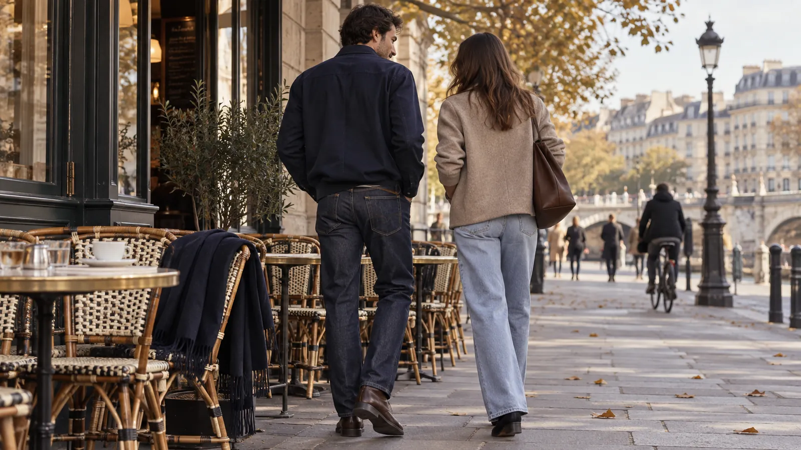 Deux silhouettes de dos portant un jean foncé et un jean clair sur une terrasse parisienne